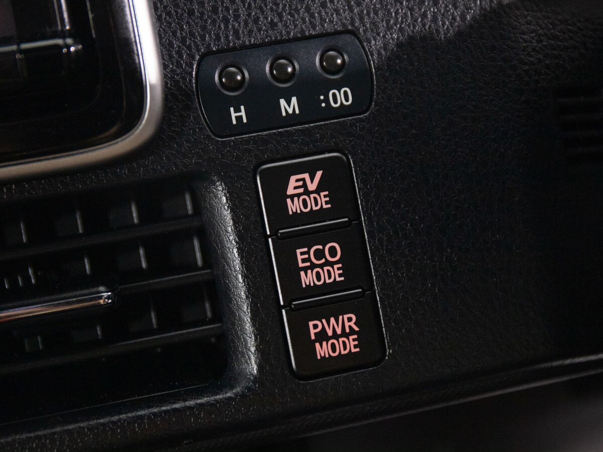 Toyota Noah 2018 - фото автомобиля