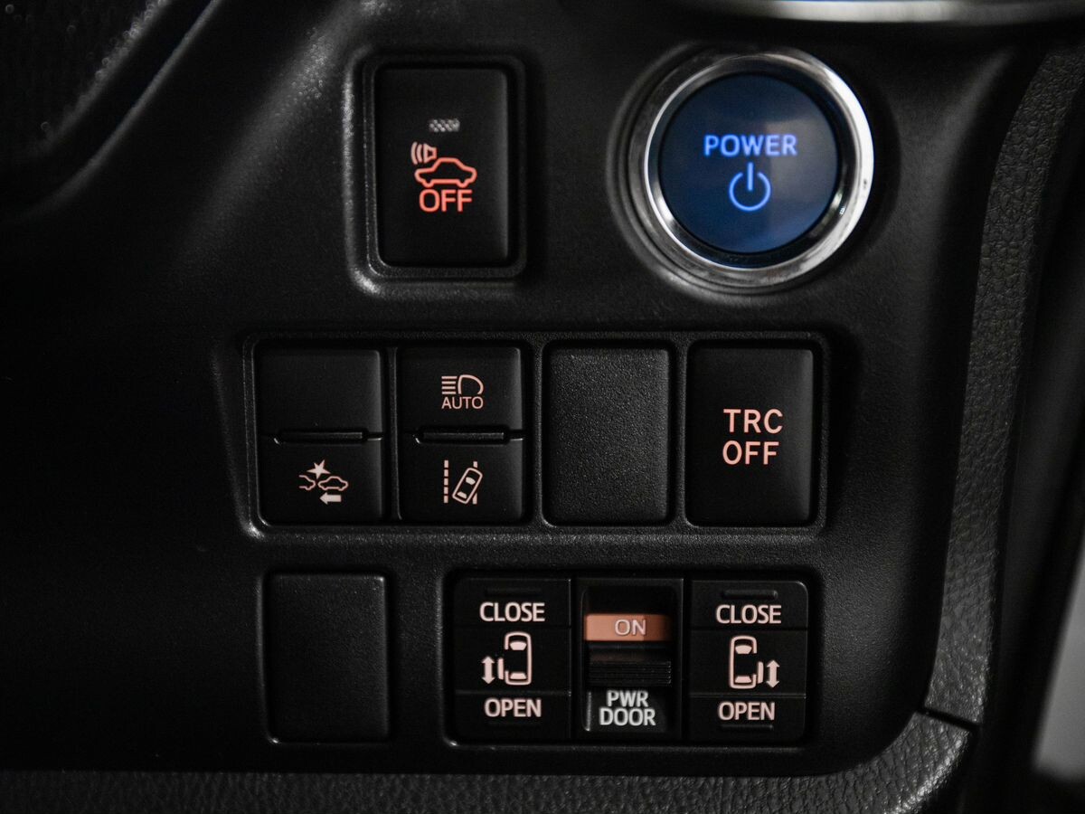 Toyota Noah 2018 - фото автомобиля