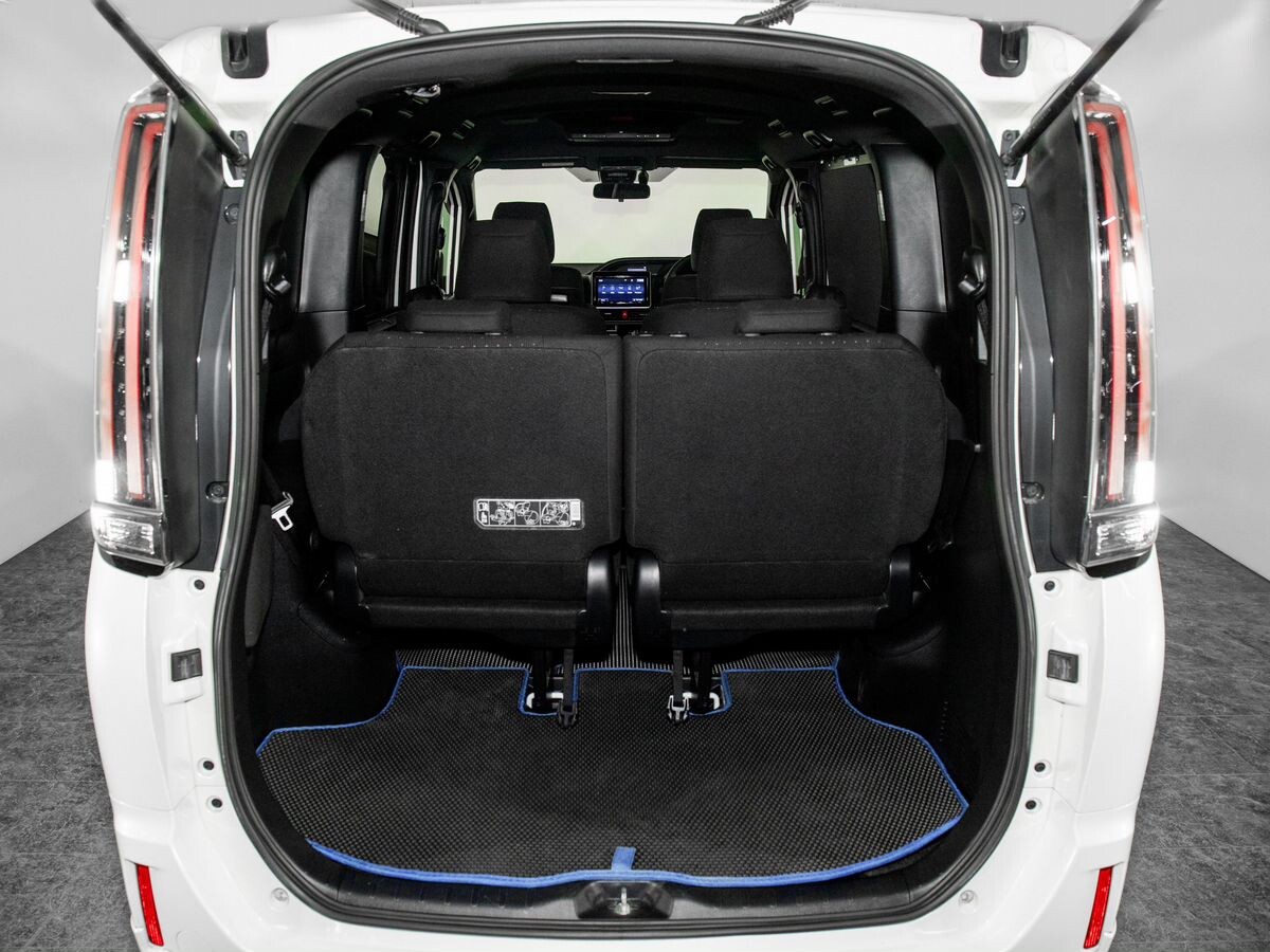 Toyota Noah 2018 - фото автомобиля