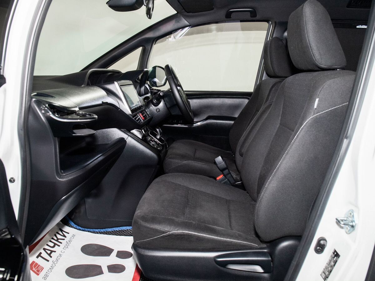 Toyota Noah 2018 - фото автомобиля
