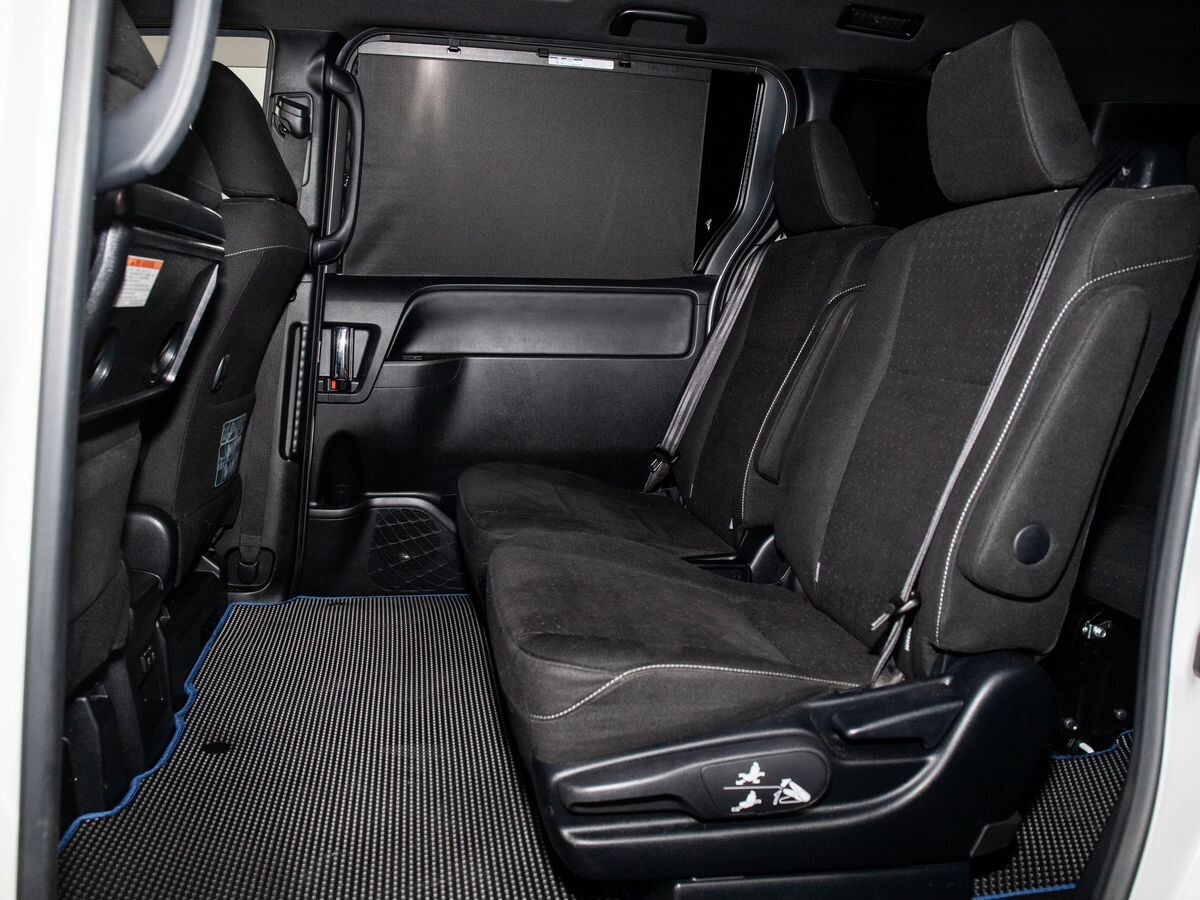 Toyota Noah 2018 - фото автомобиля