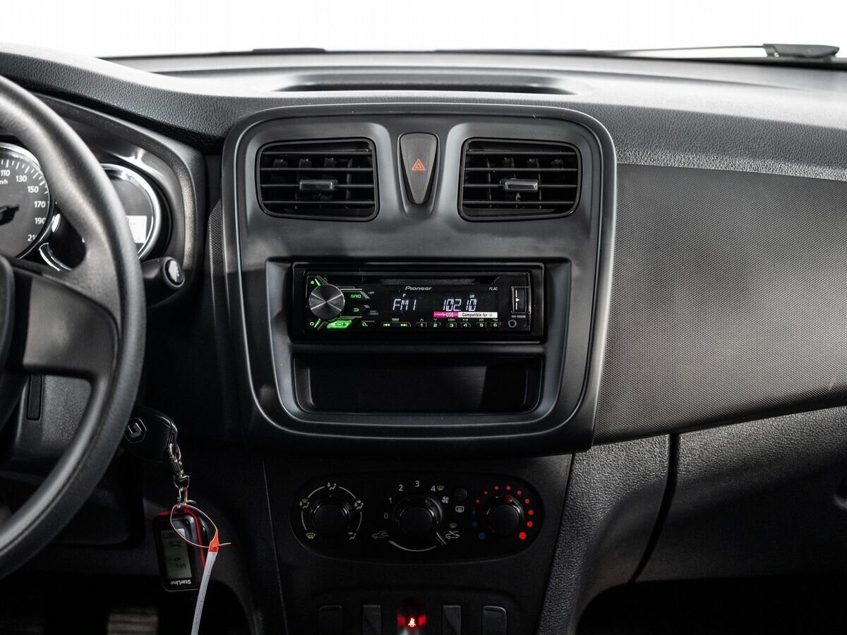 Renault Logan 2017 - фото автомобиля