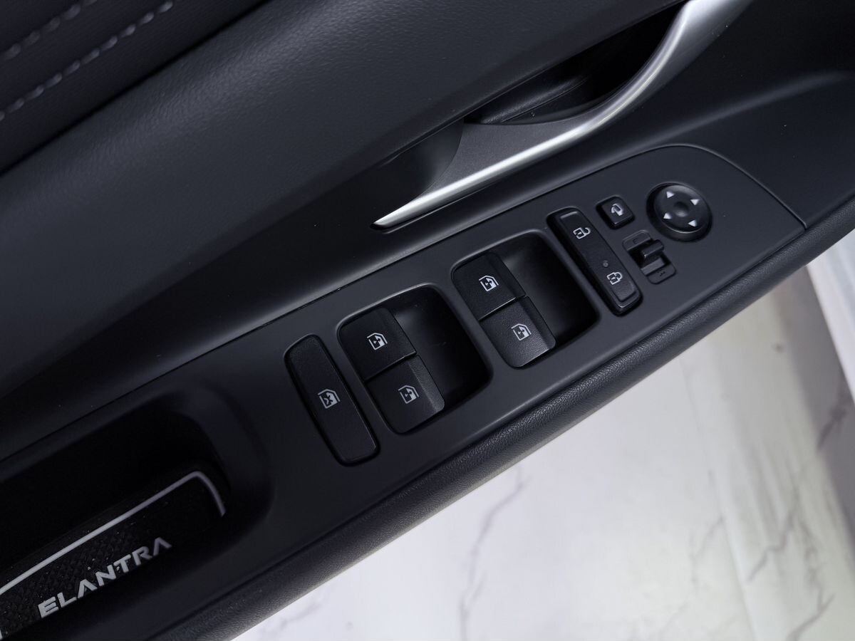 Hyundai Elantra 2022 - фото автомобиля