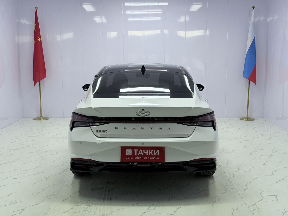 Hyundai Elantra 2022 - фото автомобиля
