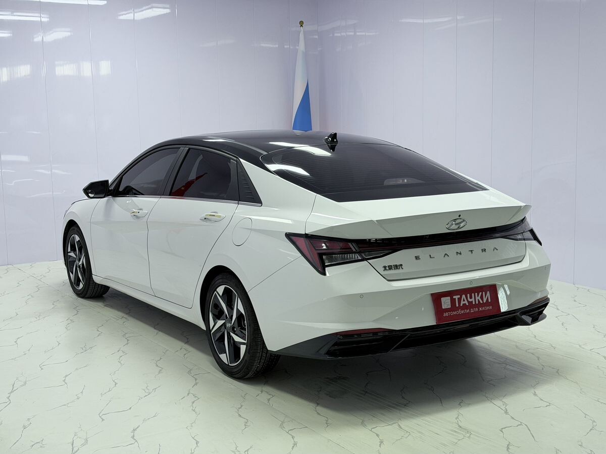 Hyundai Elantra 2022 - фото автомобиля