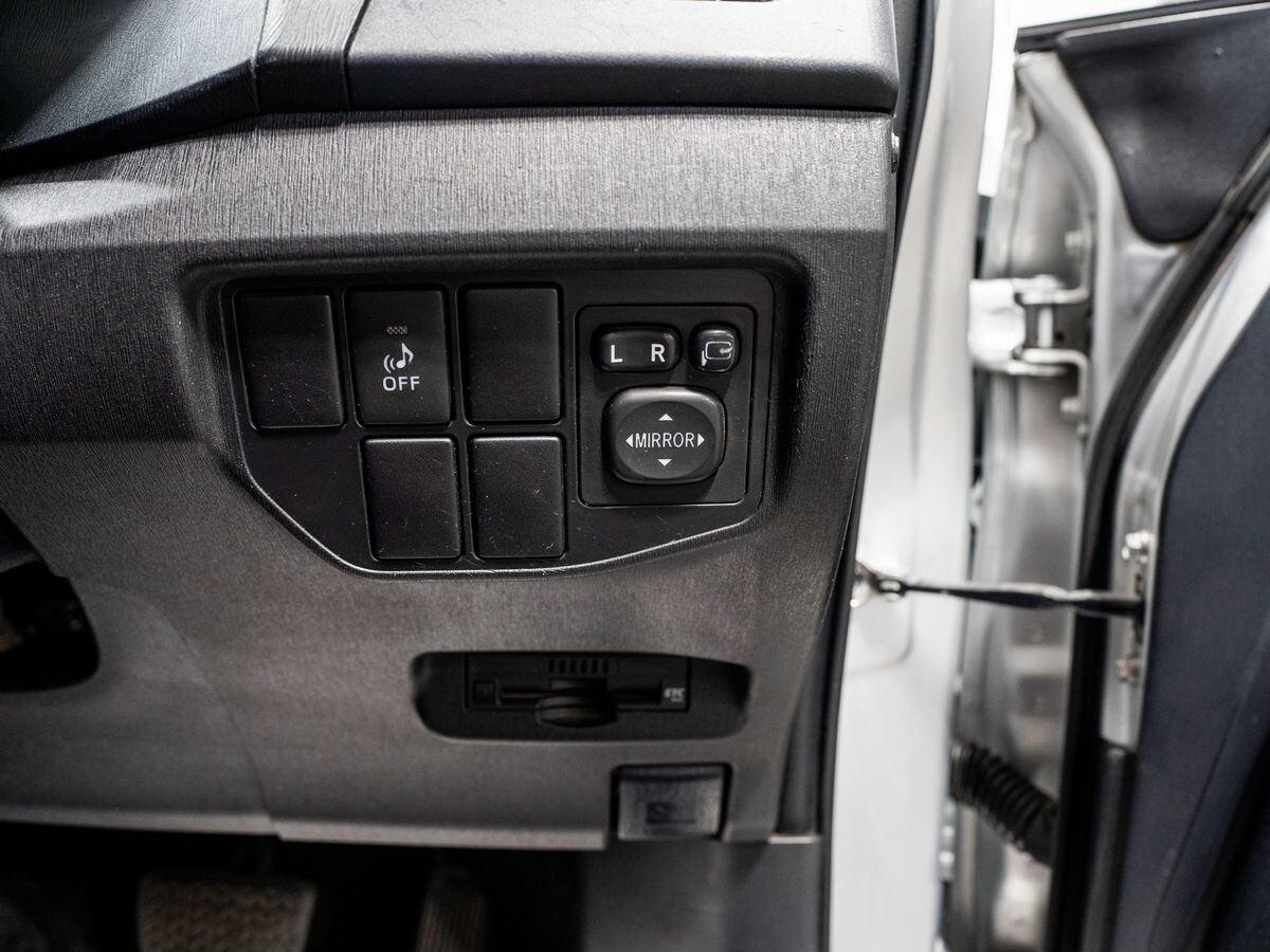 Toyota Prius 2015 - фото автомобиля