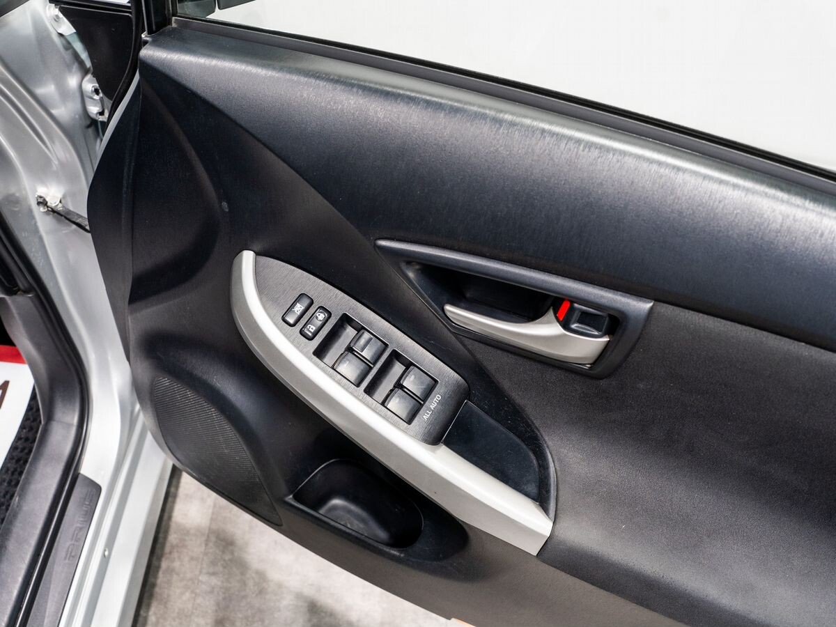 Toyota Prius 2015 - фото автомобиля