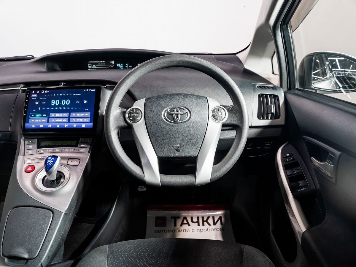 Toyota Prius 2015 - фото автомобиля