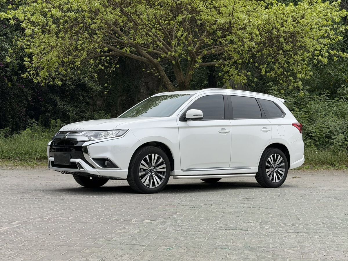 Mitsubishi Outlander 2021 - фото автомобиля