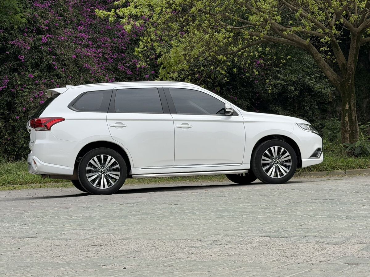 Mitsubishi Outlander 2021 - фото автомобиля