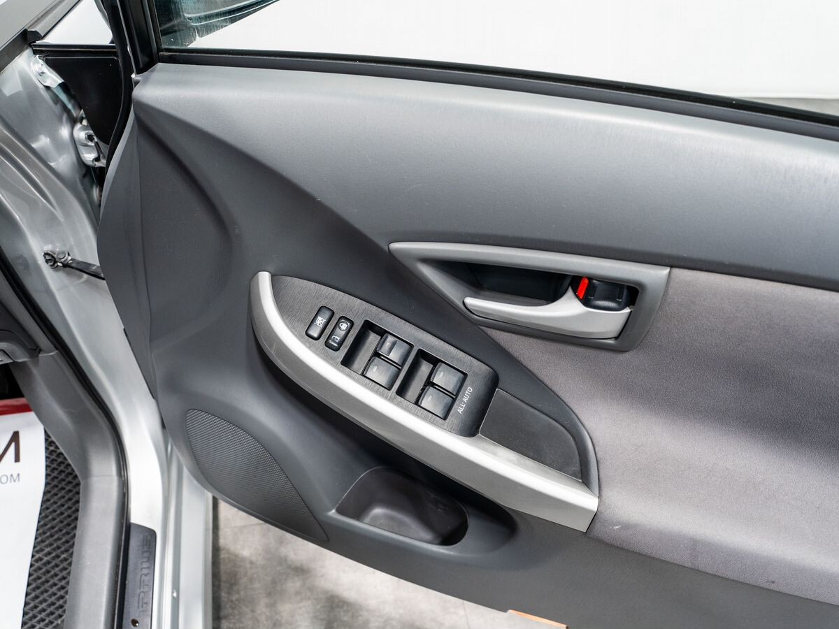 Toyota Prius 2011 - фото автомобиля