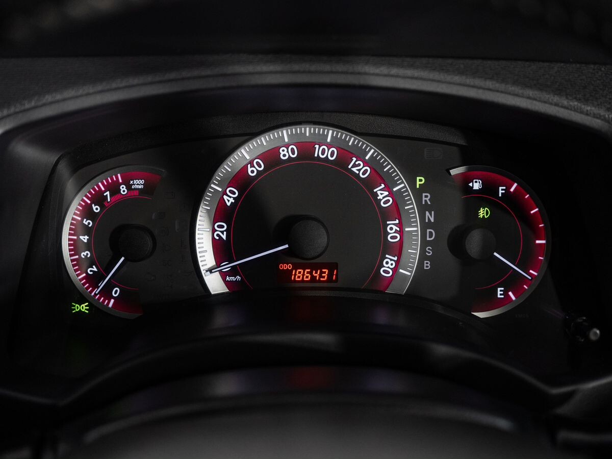 Toyota Isis 2011 - фото автомобиля
