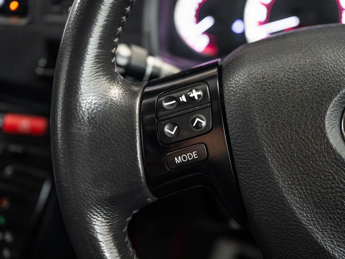 Toyota Isis 2011 - фото автомобиля