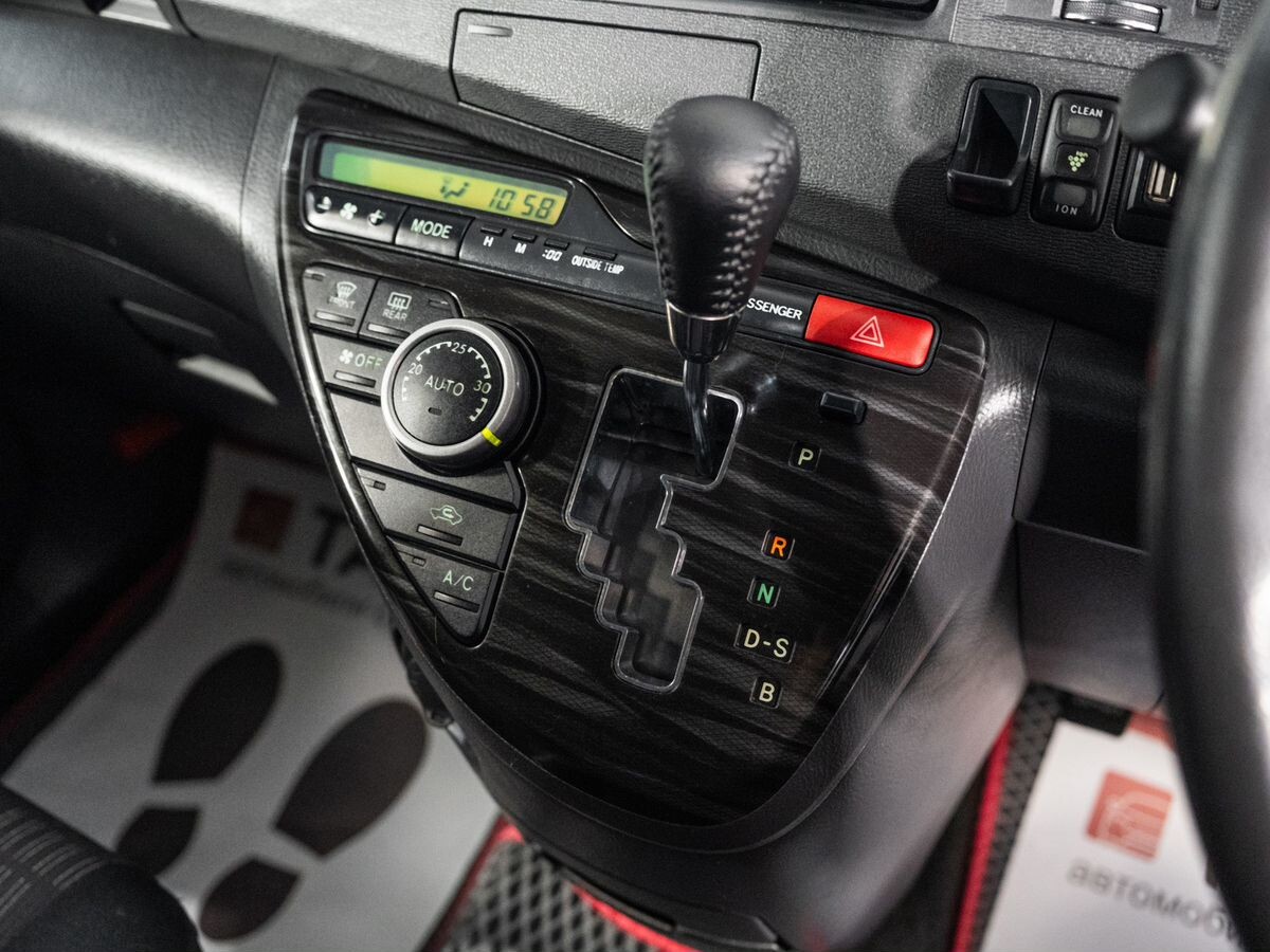 Toyota Isis 2011 - фото автомобиля
