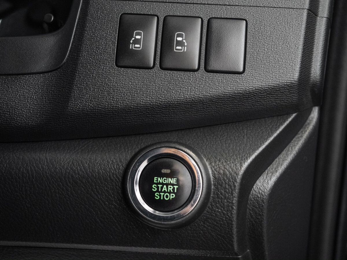 Toyota Isis 2011 - фото автомобиля