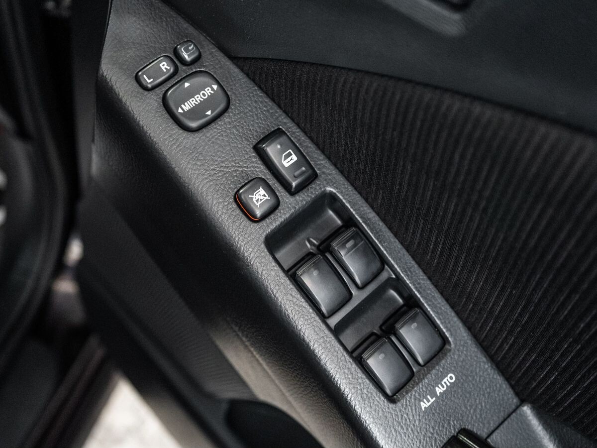 Toyota Isis 2011 - фото автомобиля