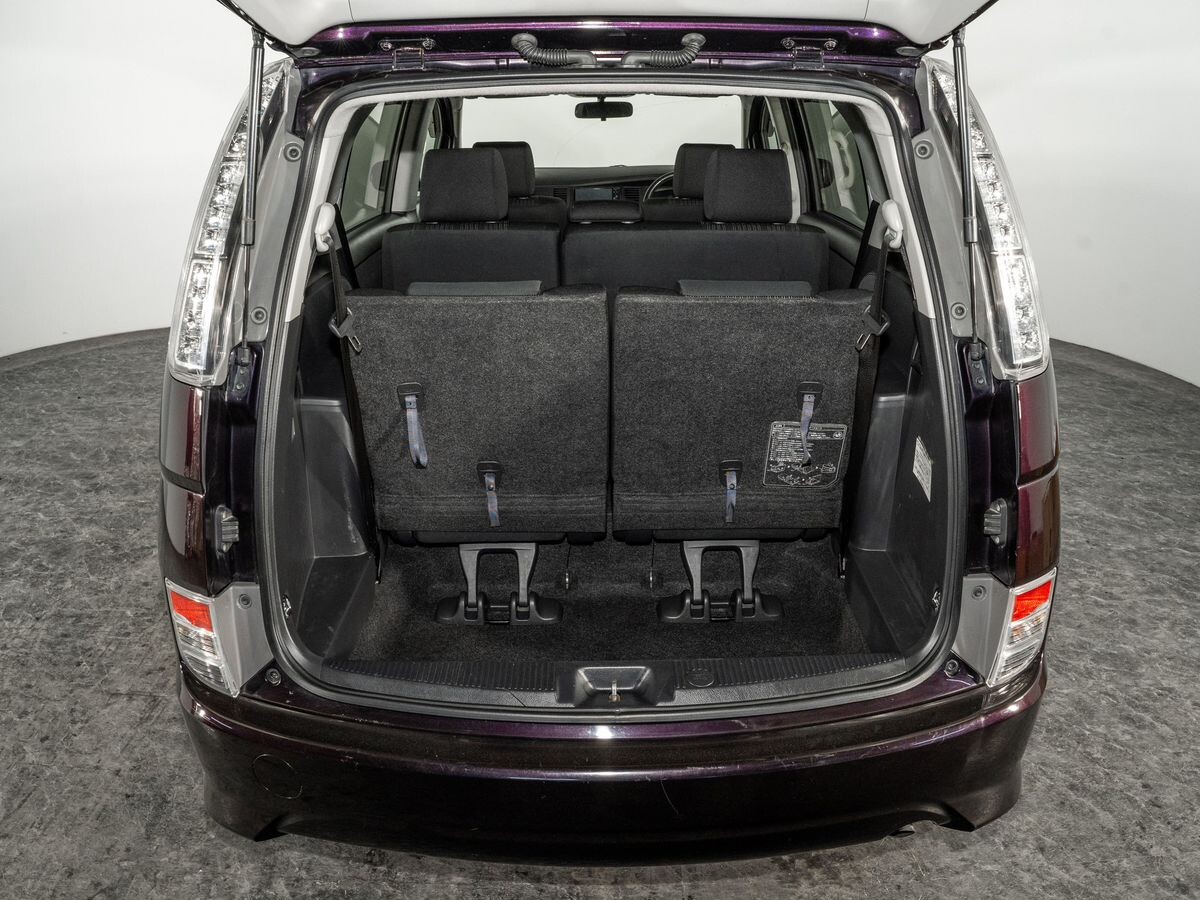 Toyota Isis 2011 - фото автомобиля