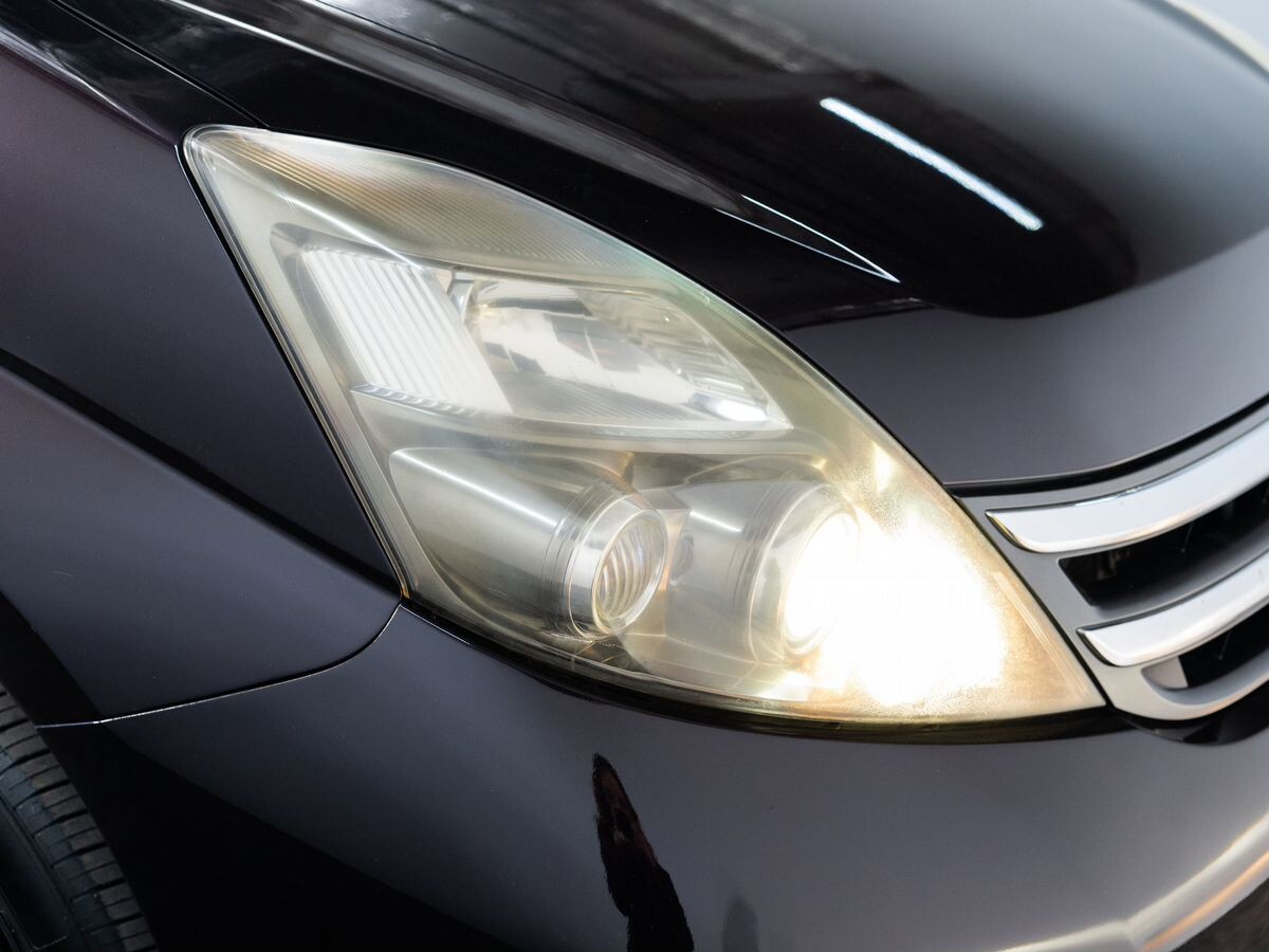 Toyota Isis 2011 - фото автомобиля