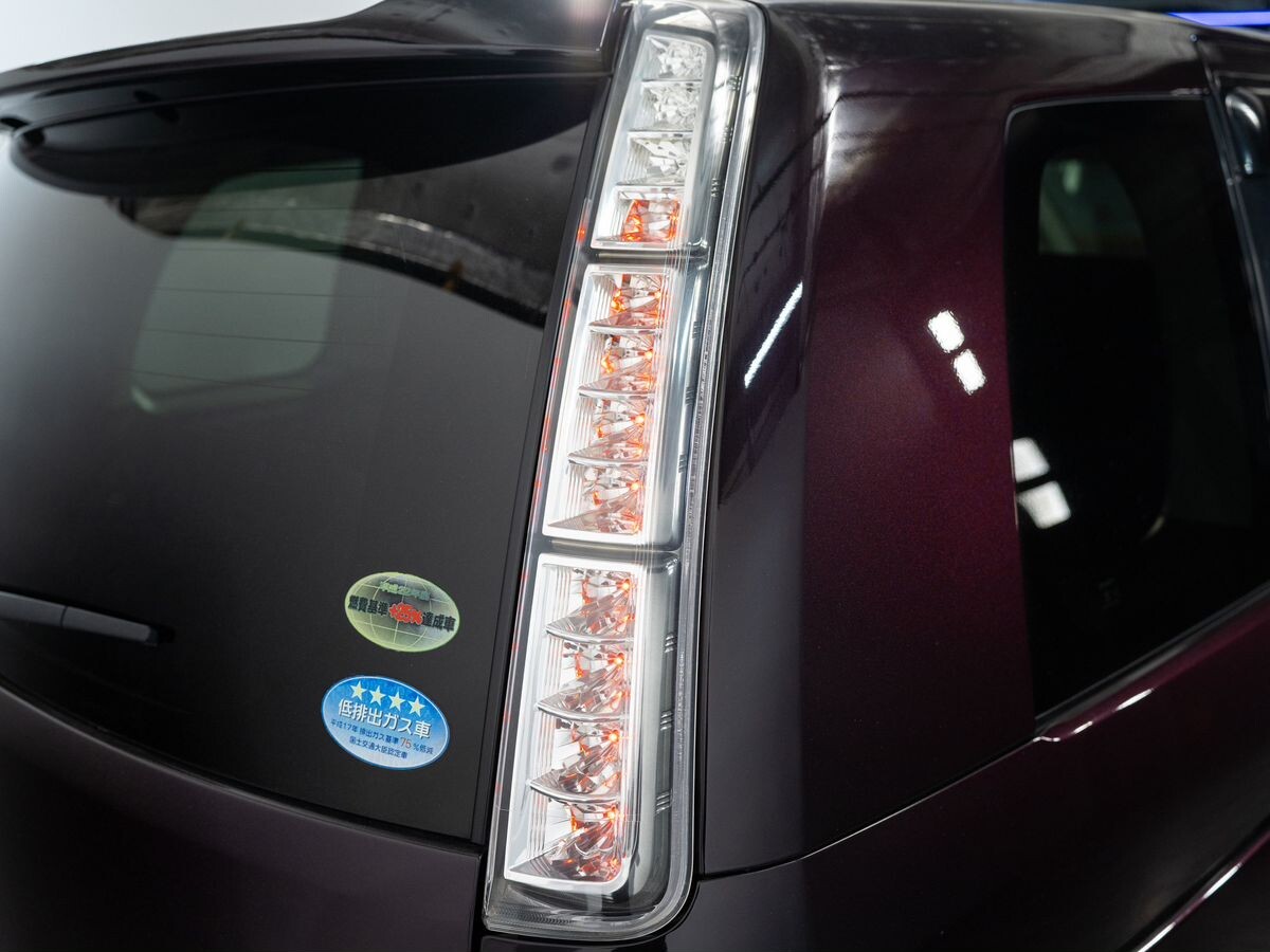 Toyota Isis 2011 - фото автомобиля