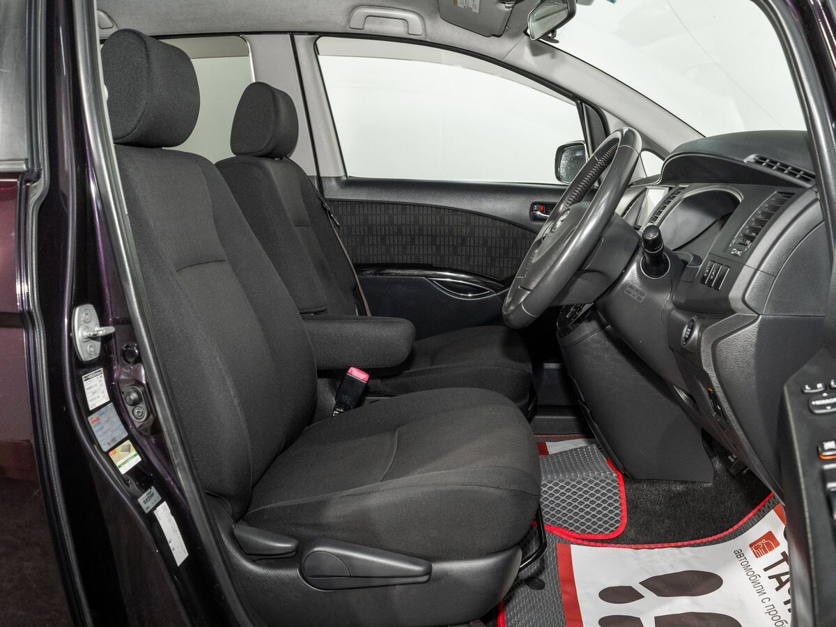 Toyota Isis 2011 - фото автомобиля