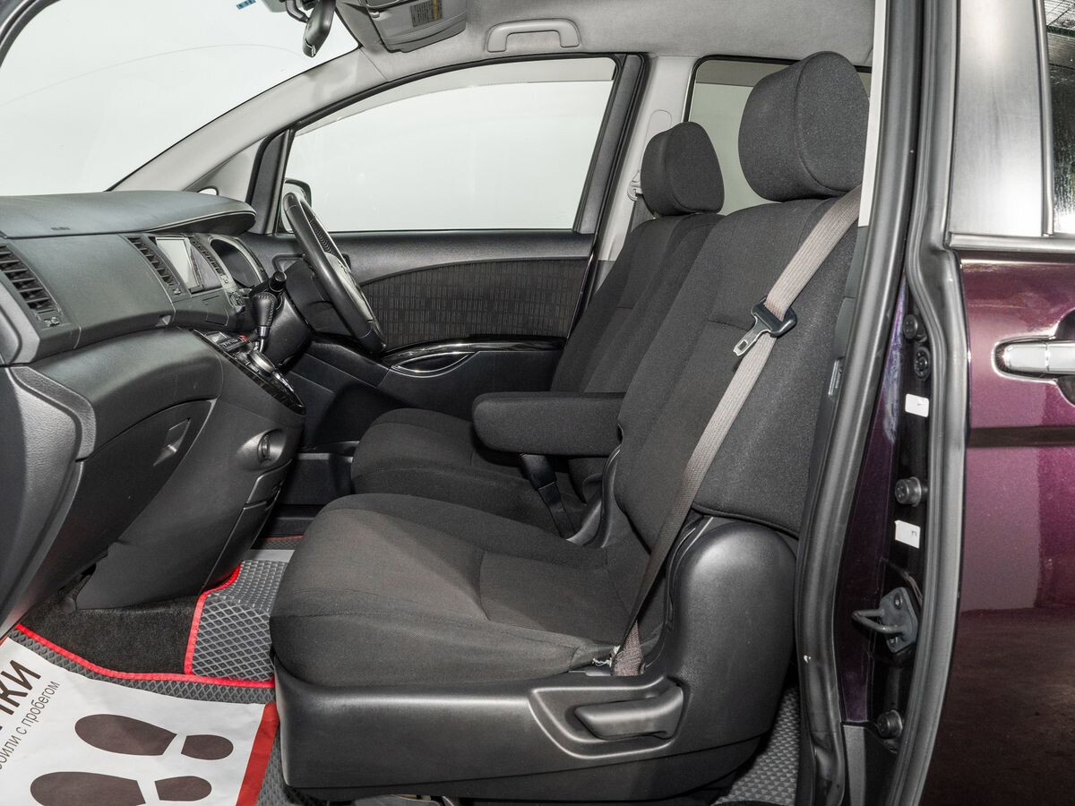 Toyota Isis 2011 - фото автомобиля