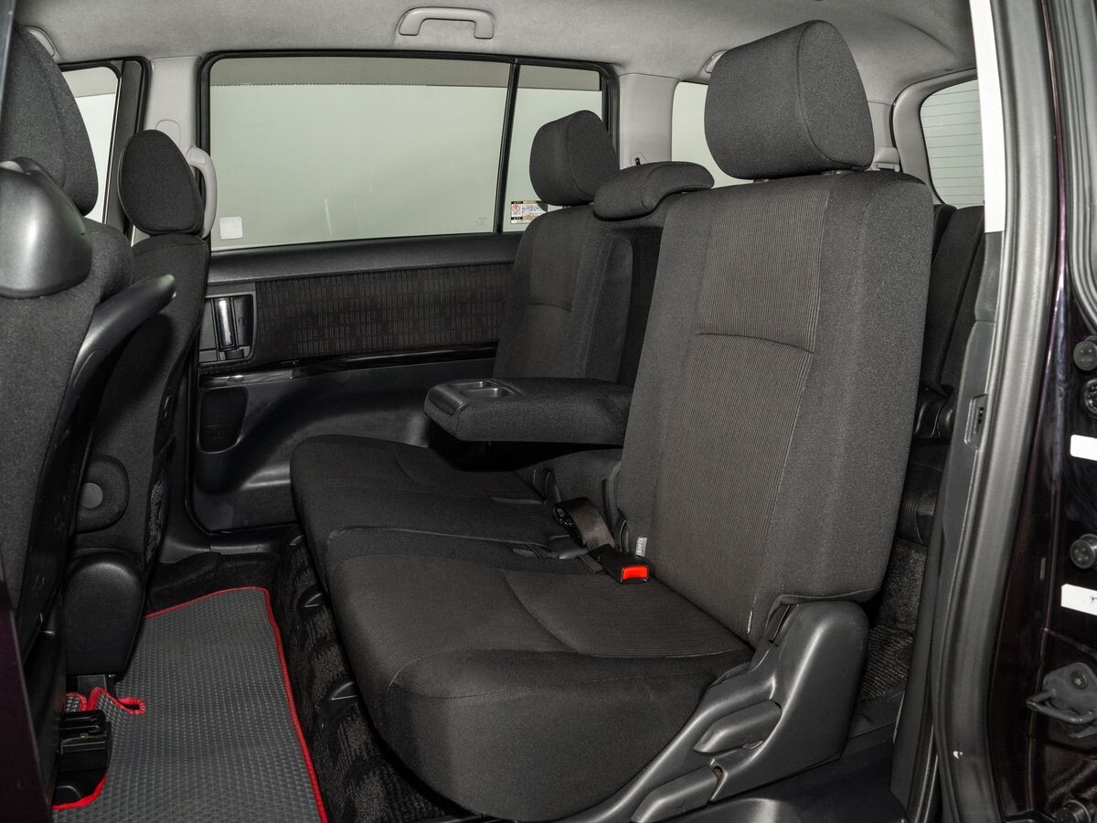 Toyota Isis 2011 - фото автомобиля