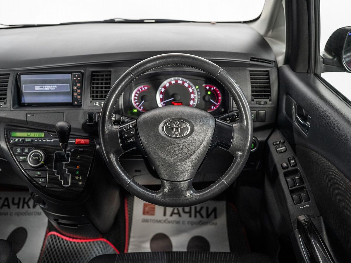 Toyota Isis 2011 - фото автомобиля