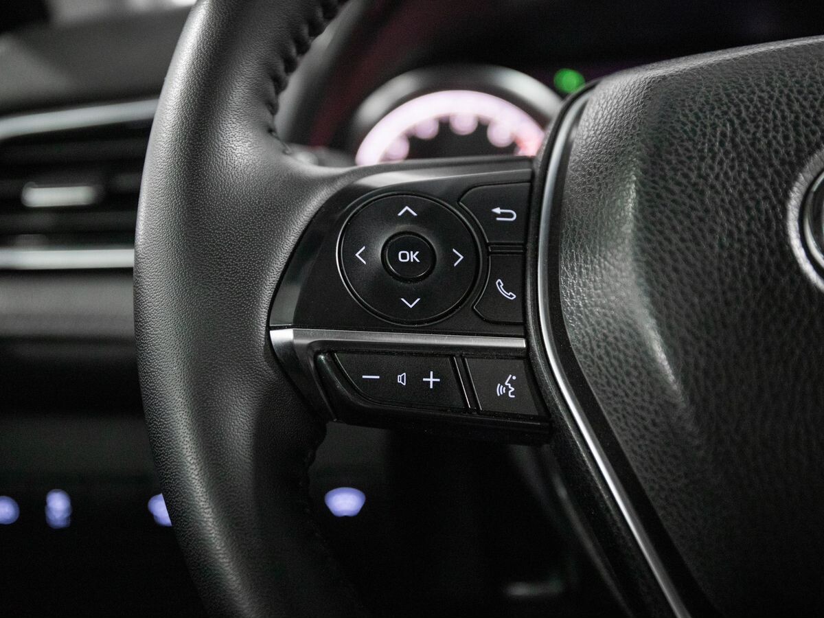 Toyota Camry 2019 - фото автомобиля