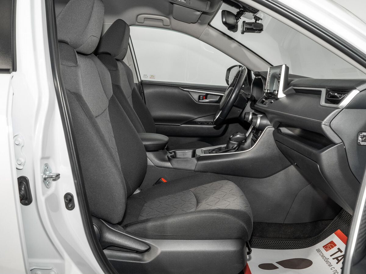 Toyota RAV4 2021 - фото автомобиля