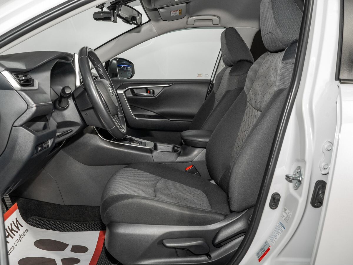 Toyota RAV4 2021 - фото автомобиля