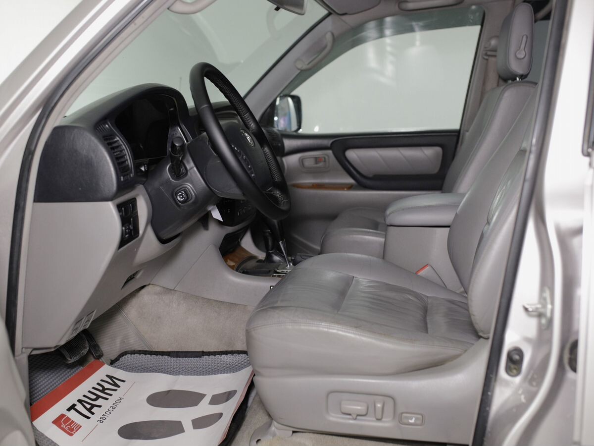 Toyota Land Cruiser 2004 - фото автомобиля