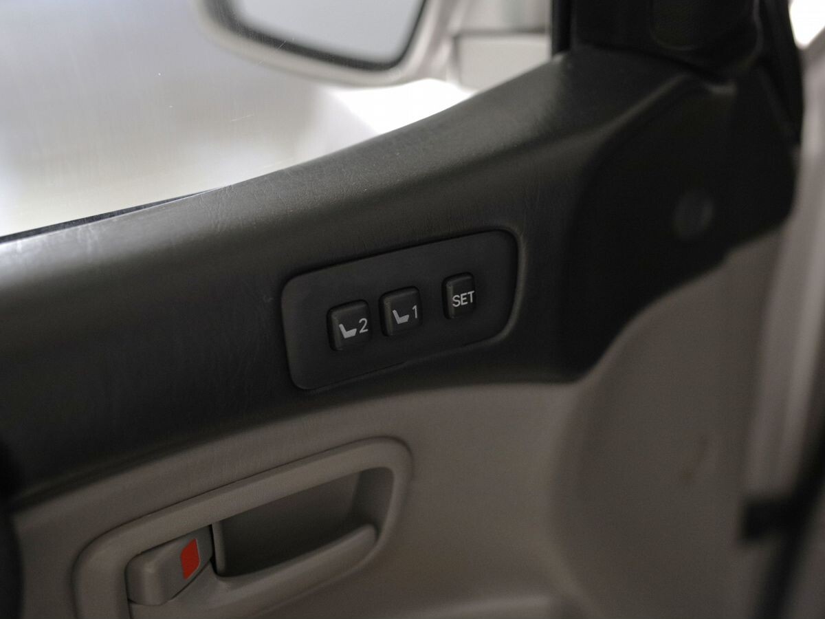 Toyota Land Cruiser 2004 - фото автомобиля