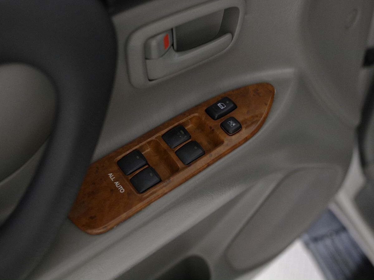 Toyota Land Cruiser 2004 - фото автомобиля