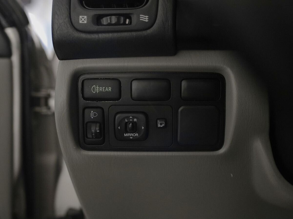 Toyota Land Cruiser 2004 - фото автомобиля