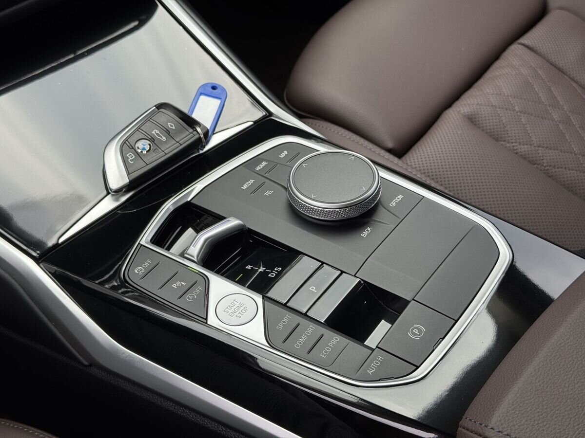 BMW 3-Series 2023 - фото автомобиля