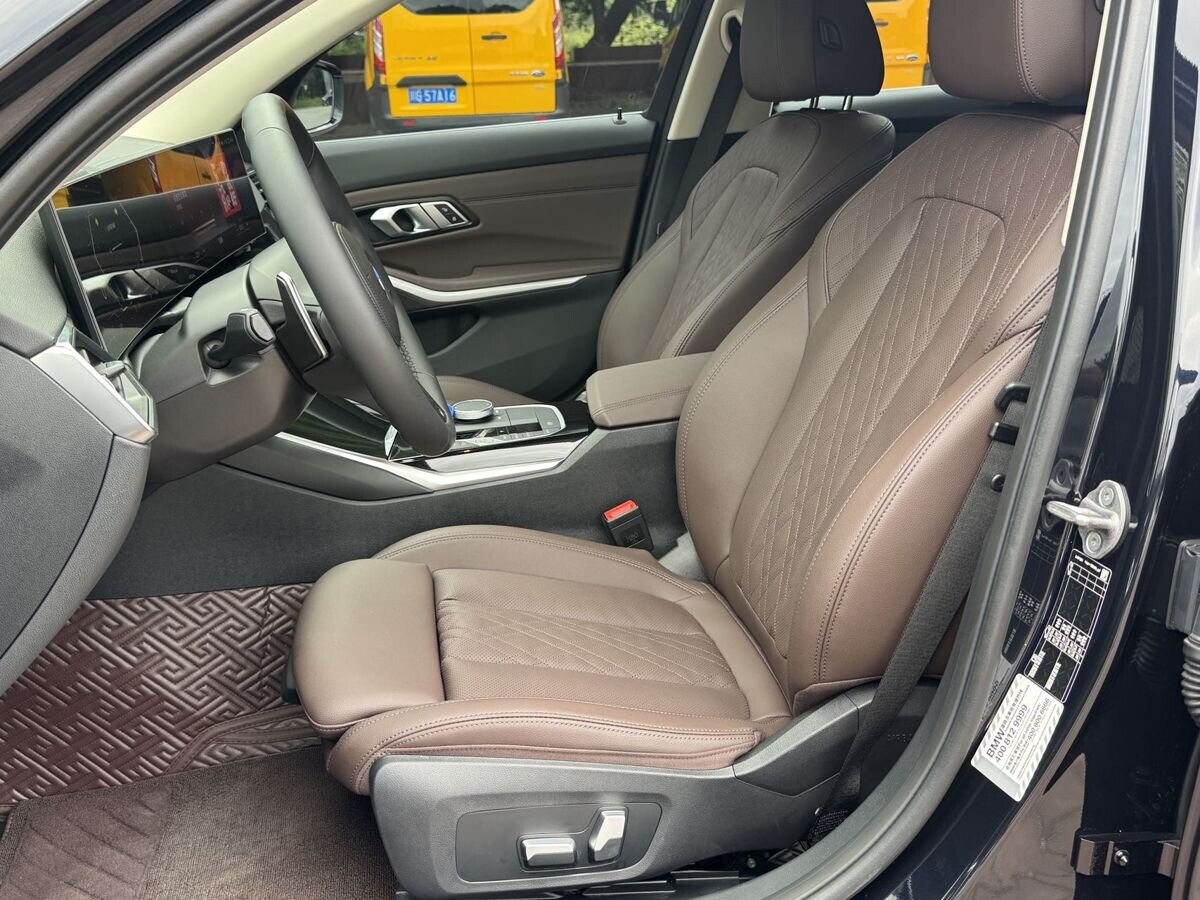 BMW 3-Series 2023 - фото автомобиля