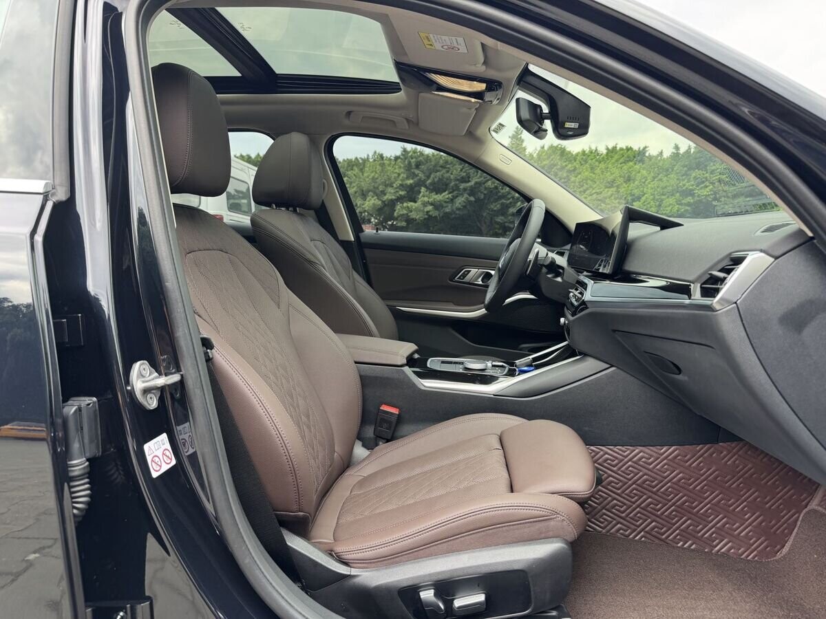 BMW 3-Series 2023 - фото автомобиля