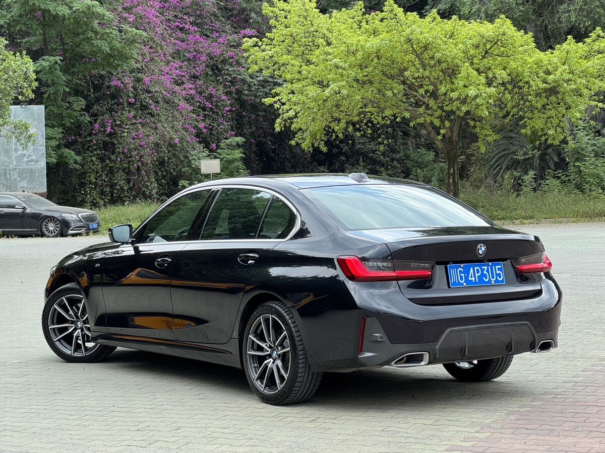 BMW 3-Series 2023 - фото автомобиля