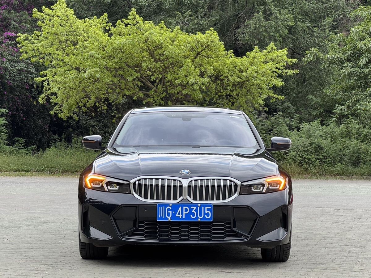 BMW 3-Series 2023 - фото автомобиля