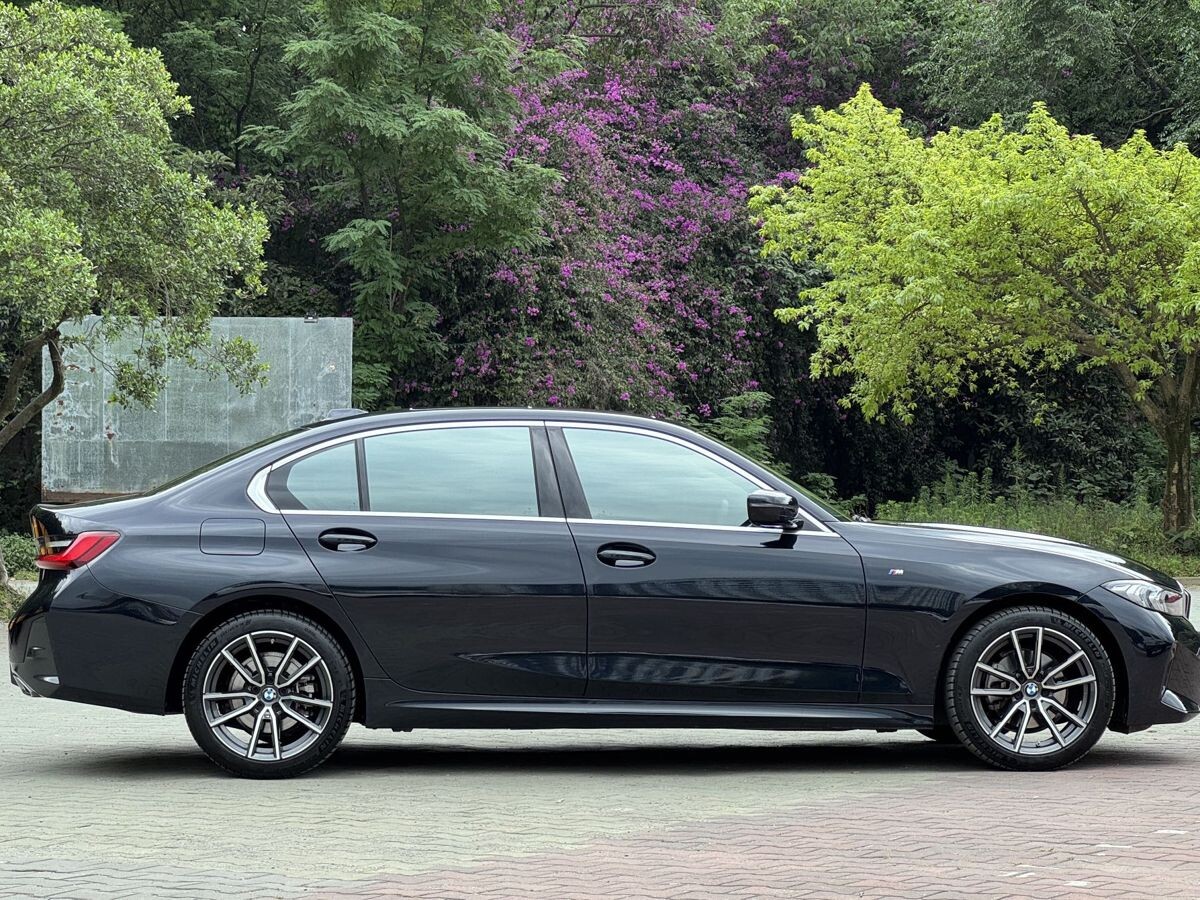 BMW 3-Series 2023 - фото автомобиля