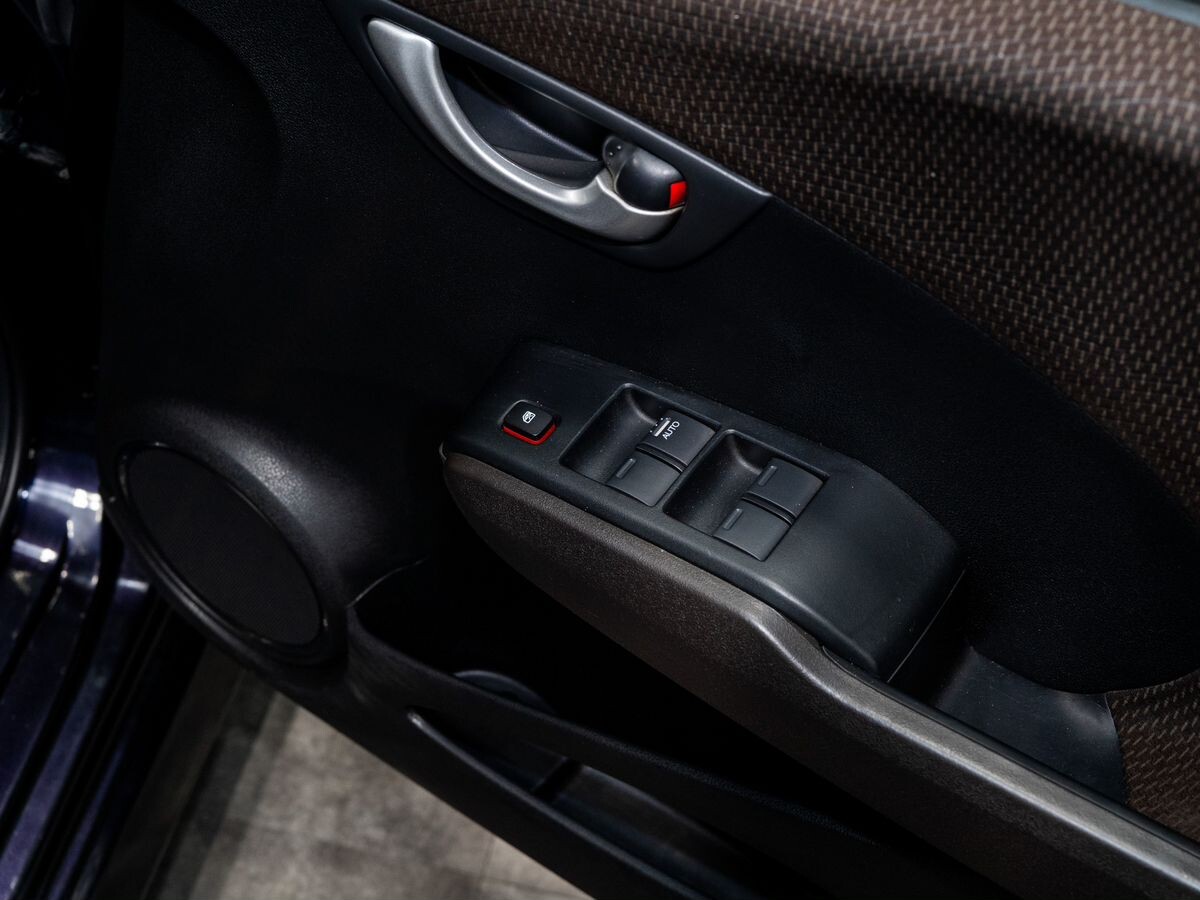 Honda Fit Shuttle 2011 - фото автомобиля