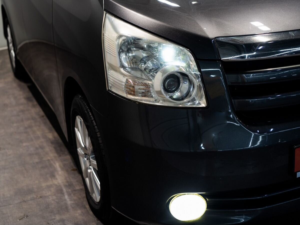 Toyota Noah 2009 - фото автомобиля