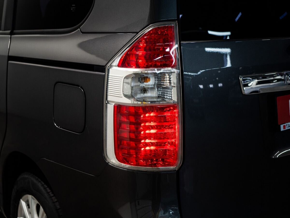 Toyota Noah 2009 - фото автомобиля