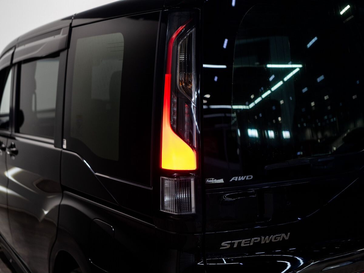 Honda Stepwgn 2018 - фото автомобиля