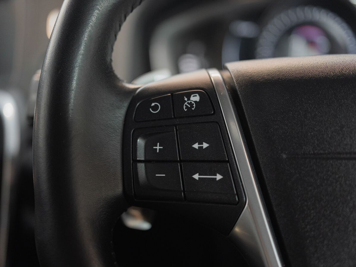 Volvo V60 2015 - фото автомобиля