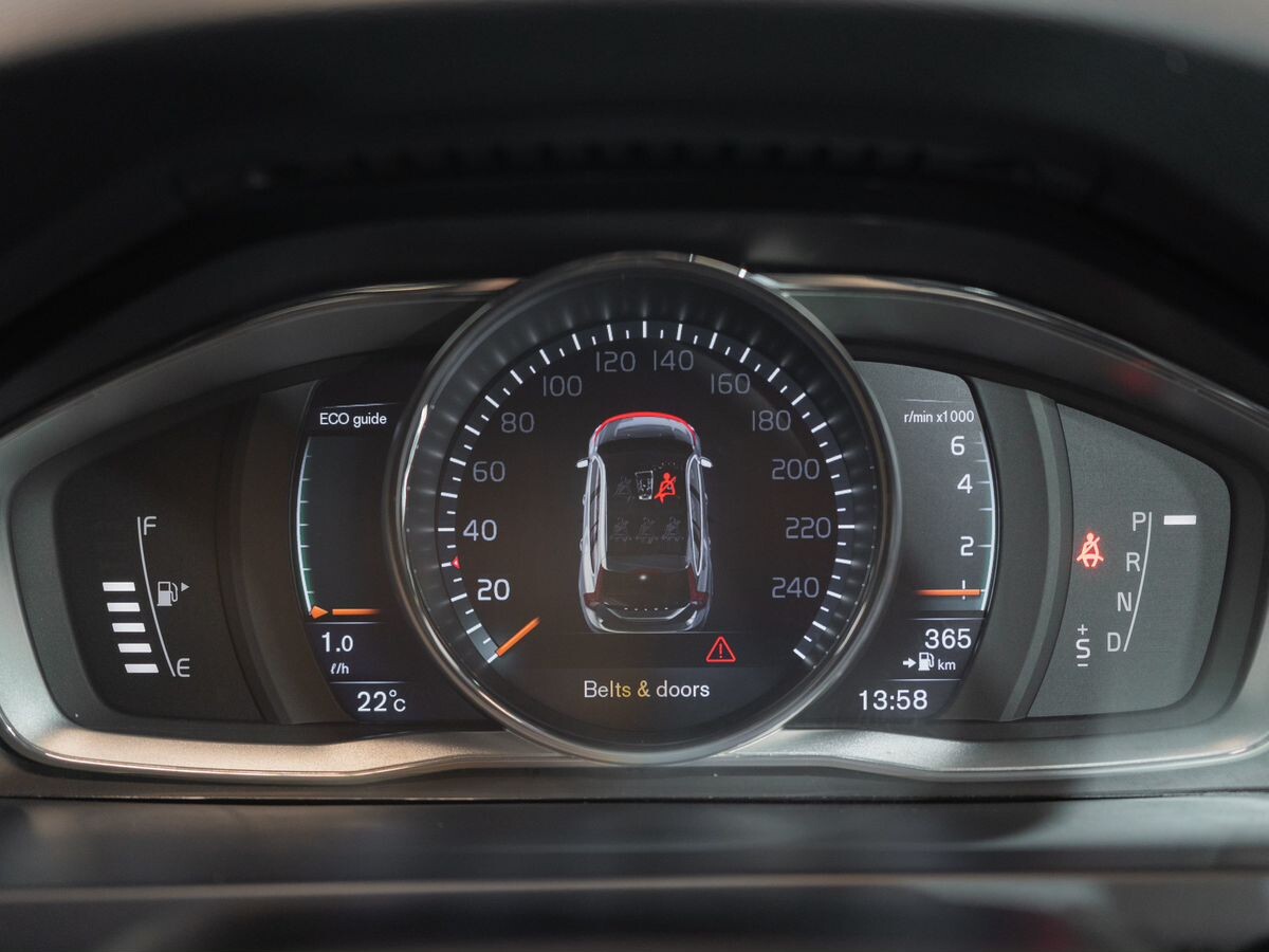 Volvo V60 2015 - фото автомобиля