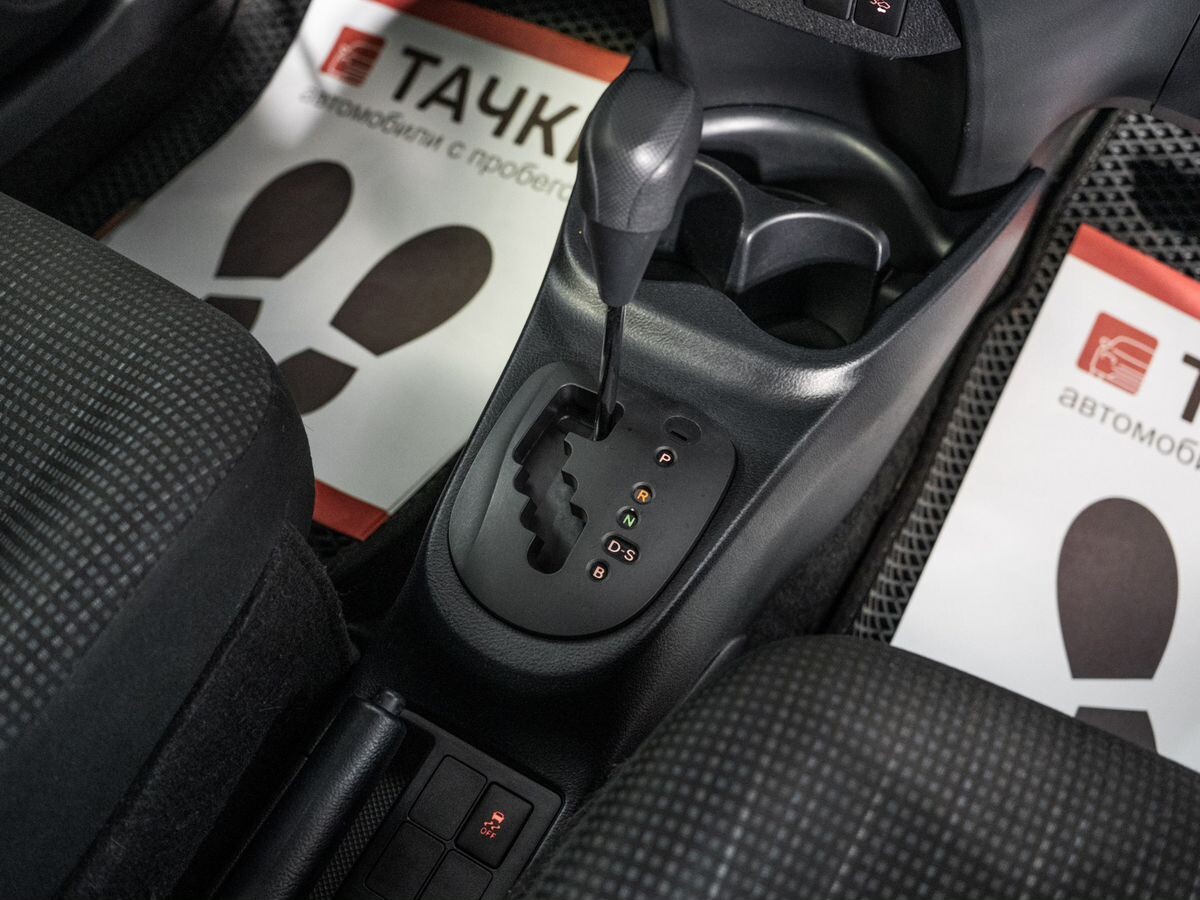 Toyota Vitz 2017 - фото автомобиля