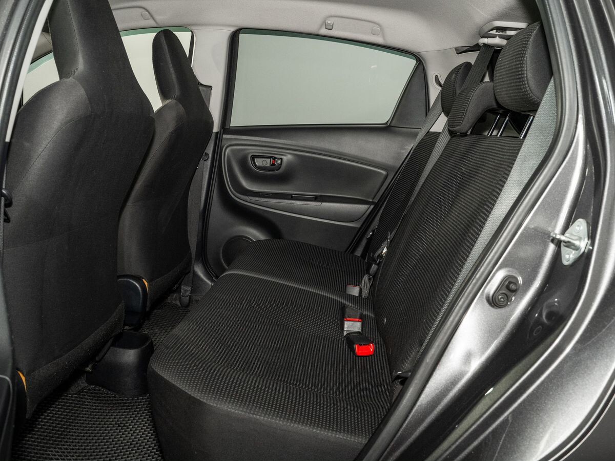 Toyota Vitz 2017 - фото автомобиля