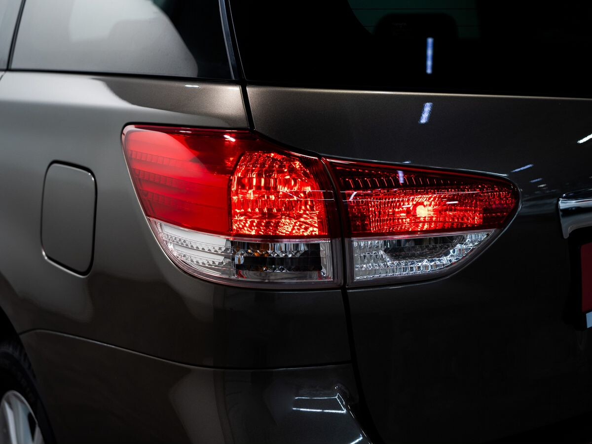 Toyota Wish 2009 - фото автомобиля