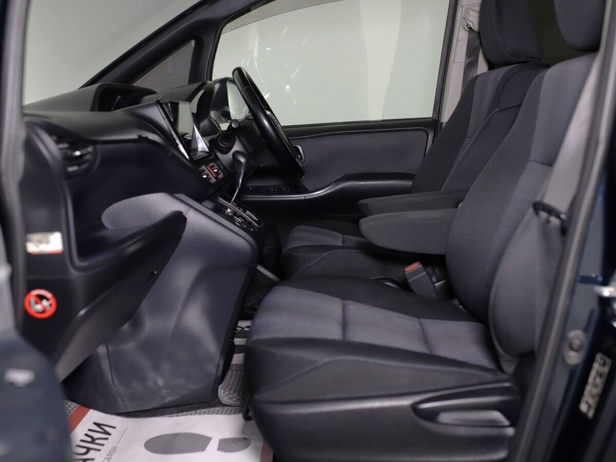 Toyota Voxy 2014 - фото автомобиля